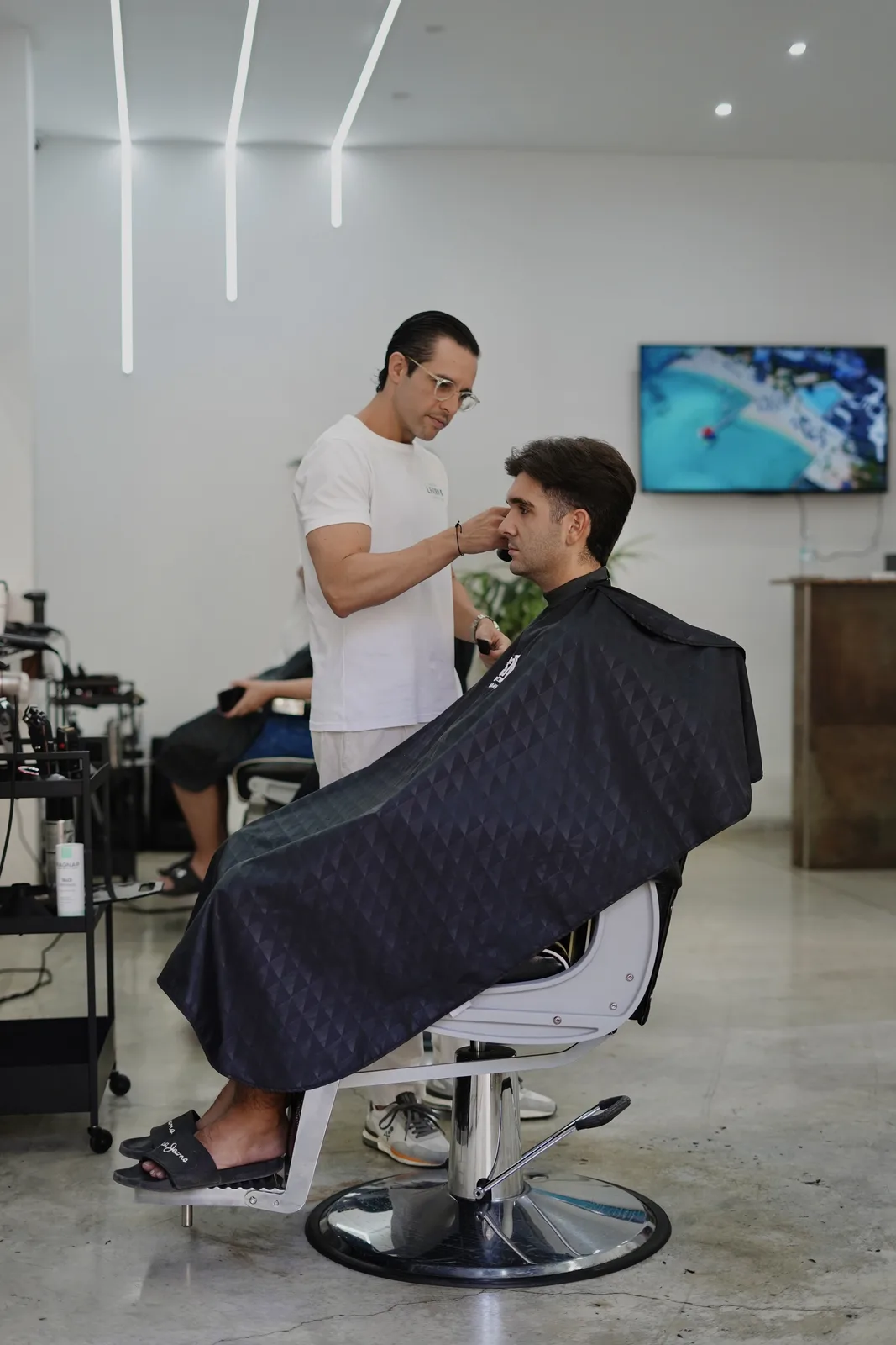 Interior de la barbería Barber Legend en Av. de España, Dos Hermanas